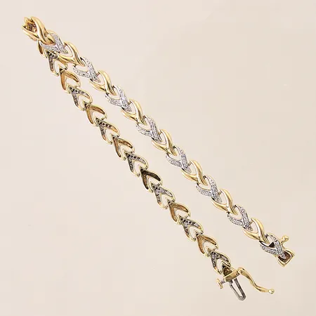 Armband med 8/8-slipade diamanter ca 112 x 0,005ct, längd: 18,5cm, bredd: 5,2mm, GHA, 18K  Vikt: 12,9 g