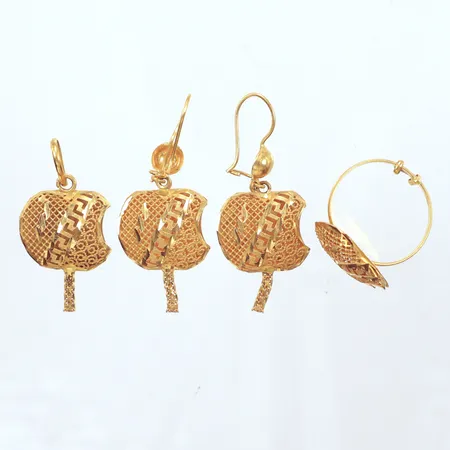 Set, ett par örhängen, längd 40,5m, bredd 17,7mm, ring, justerbar, Ø19¼, hänge, längd 30,0mm, bredd 18,1mm, 21K  Vikt: 8,6 g