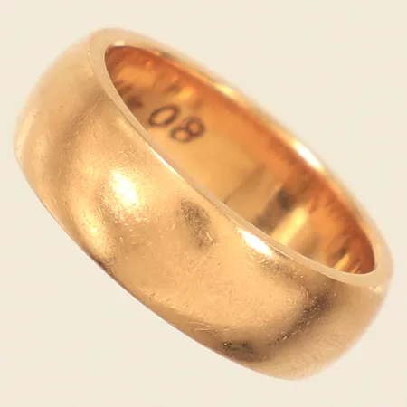 Ring slät, stl 15¾, bredd 5,9mm, gravyr, 18K  Vikt: 7,8 g