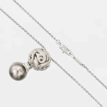 Collier med pärla Ø12mm, samt diamanter 8 x ca 0,005ct, 5 x ca 0,03ct, Carrera Y Carrera, Pearl Dolphin Swirl, kedjans längd: 46cm, bredd: 2mm, hänge 28x14mm, delvis satinerad, 18K vitguld.  Vikt: 14,9 g