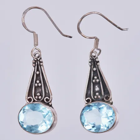 Ett par örhängen med stenar, längd ca 4cm, bredd ca1-12mm, 925/1000 silver Vikt: 5 g