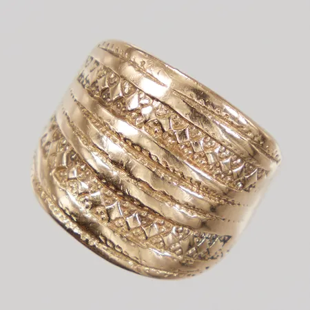 Ring med dekor, stl 17¾, bredd 3-18,3mm, ojämn skena, 18K,  Vikt: 9,6 g