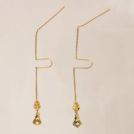 Ett par örhängen med dekor, 70x8,5mm, något skeva, ostämplade, 18K  Vikt: 2,8 g