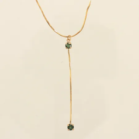 Collier med integrerat hänge med gröna stenar, justerbar längd 35-43cm, bredd 1-65mm, brott i länken, 18K  Vikt: 5,9 g