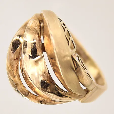 Ring med dekor, stl: 17¾, bredd: 2,3-17,3mm, något skev skena, 18K  Vikt: 3,6 g