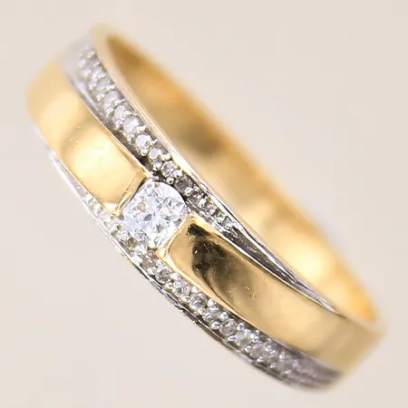 Ring med diamanter totalt 0,13ctv enligt gravyr, stl: 17, bredd: 2,3-4,8mm, GHA, 18K  Vikt: 2,5 g