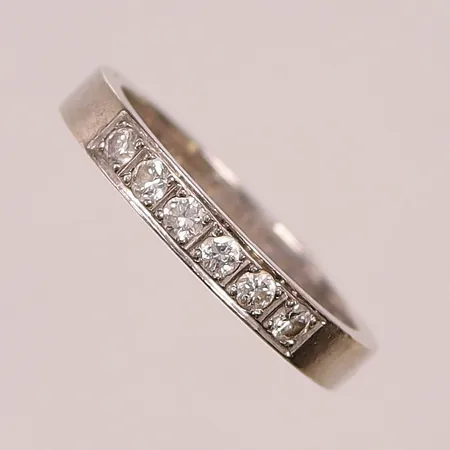 Ring, 6x diamanter totalt 0,30ctv, Ø18, bredd:3mm, gravyr, vitguld 18K 4,7g.