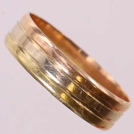 Ring, stl: 21, bredd 6mm, trefärgat guld, 14K.  Vikt: 3,9 g