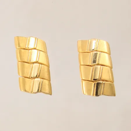 Ett par örhängen, längd: 27mm, bredd: 14,3mm, skeva stift, 18K  Vikt: 11,1 g
