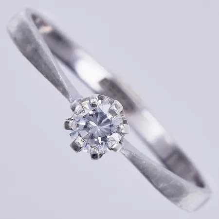 Ring med vit sten, stl: 18¼, bredd ca 2-4mm, 830/1000 silver Vikt: 1,4 g