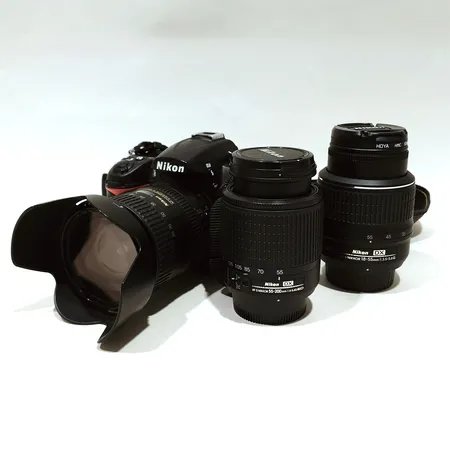 Kamera Nikon D7000, serienummer 6088846, batteri, laddare, användarhandbok, box, kameraväska. Objektiv Nikon DX, AF-S Nikkor, 16-85mm, 1:3.5-5.6G ED, DX SWM VR ED IF Aspherical Ø67, serienummer 22197885, motljusskydd, saknar linsskydd. Objektiv Nikon DX, AF-S Nikkor 18-55mm, 1:3.5-5.6G, DX SWM VR Aspherical -0,28m/01,92ft Ø52, serienummer 50559314. Objektiv Nikon DX, AF-S Nikkor 55-200mm 1:4-5,6G ED, DX SVM ED -0.95,/3.12ft Ø52, kameraväska,  Skickas med postpaket.