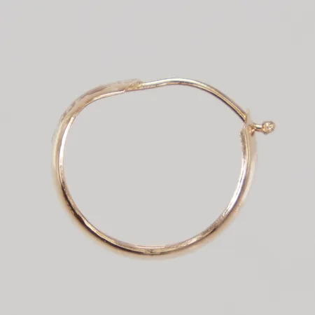 Udda örhänge, creol, Ø ca 14mm, 4,8mm, bucklig, skev, 18K,  Vikt: 0,5 g