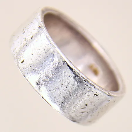 Ring, slät, stl: 20½, bredd: 9mm, repor, silver 925/1000 Vikt: 13,3 g