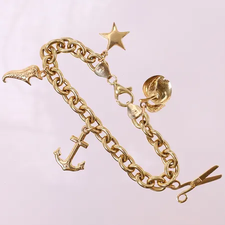 Armband Ankar fem berlocker, längd 20cm, bredd 8,5mm, ihålig, 18K.  Vikt: 21,1 g