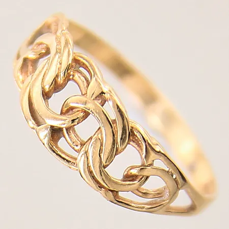 Ring Bismarck, stl: 17, bredd: 1,9-6,6mm, något skev skena, 18K  Vikt: 1,8 g