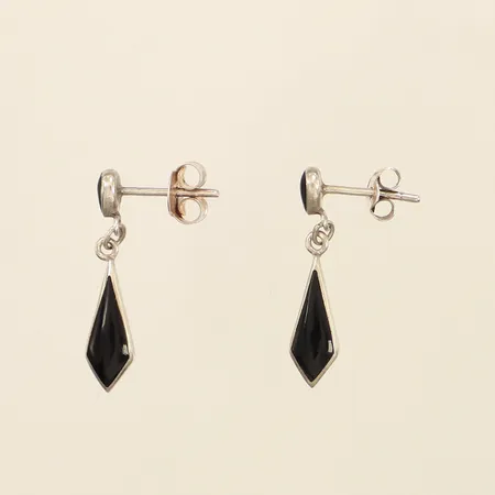 Ett par örhängen med emalj, längd 22,5mm, bredd 5mm, 830/1000 silver  Vikt: 1,5 g