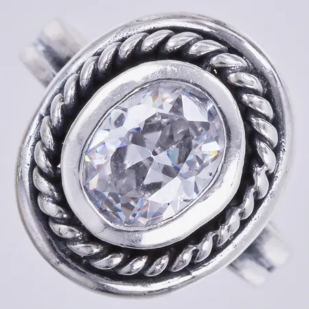 Ring med vit sten stl: 18 ¼, bredd ca 3-18mm, GHA 925/1000 silver Vikt: 7,1 g