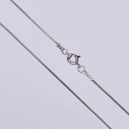 Kedja längd ca 42cm, bredd ca 1mm, silver Vikt: 3,7 g