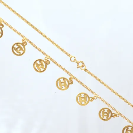 Collier, 9 berlocker Ø10,1mm, längd 41cm, 21K  Vikt: 7,2 g