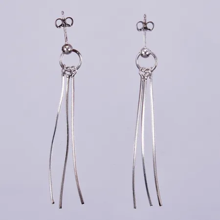 Ett par örhängen, 5,5cm, bredd ca 1-8mm, silver Vikt: 3,4 g