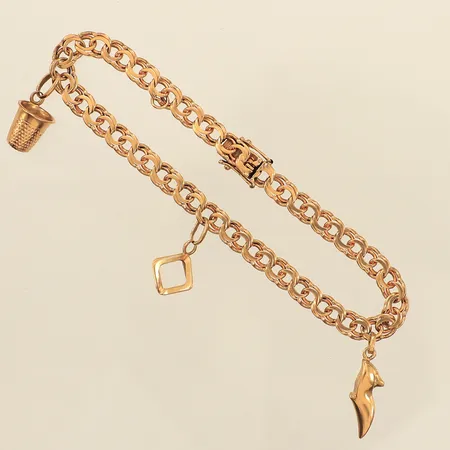 Armband Bismarck med tre berlocker, längd 19,5cm, bredd 5,4mm, en berlock skadad, en saknas, 18K  Vikt: 12,6 g