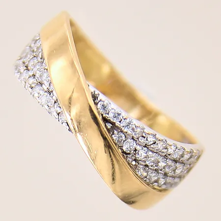 Ring med vita stenar, stl: 16¾, bredd: 2,7-6,8mm, tvåfärgad, 18K  Vikt: 3,2 g