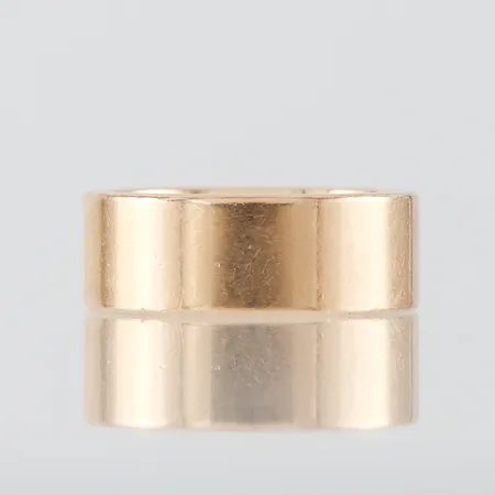 Ring med gravyr, slät, storlek 16 mm, bredd 7 mm, 9k. Vikt: 10,6 g