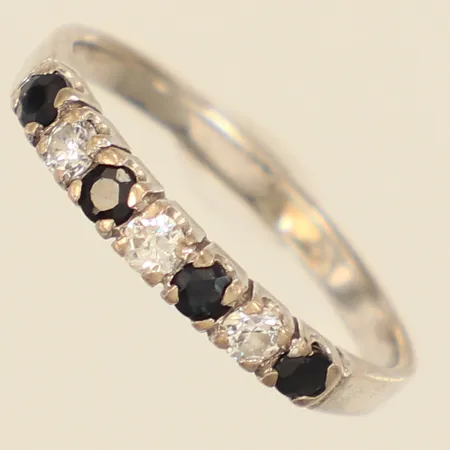 Ring med stenar, stl 17, bredd 2-2,6mm, 925/1000 silver  Vikt: 1,4 g
