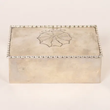 Skrin med lock Georg Jensen, modell 89, svenska importstämplar GABF, insats i trä, BxHxD 13,5cmx4,8x9,8cm, silver 830/1000 Vikt: 349,3 g