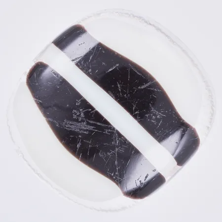 Ring med detaljer i plast, stl ca 17, Ø ca 2,1cm, justerbar, repor i plasten, silver 925/1000 Vikt: 12,2 g