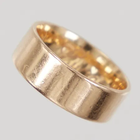 Ring, stl 17¾, bredd 6,9mm, gravyr, Schalins, 18K,  Vikt: 7,8 g
