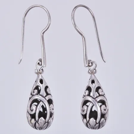 Ett par örhängen, längd: ca 4,5cm, bredd: ca 1-10mm, 925/1000 silver Vikt: 7 g