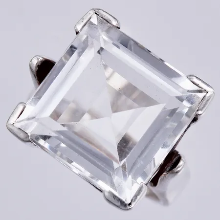 Ring med vit sten, stl: 17, bredd ca 4-14mm, 925/10000 silver Vikt: 9,8 g