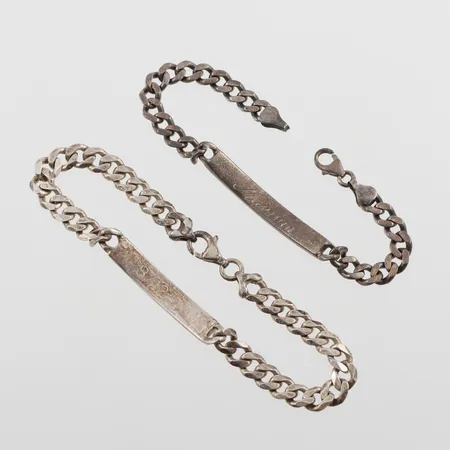 Armband 2 st med gravyrer,silver. Vikt: 37 g