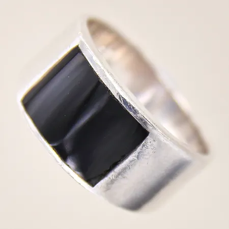 Ring med svart sten, stl: 21, bredd: 7,3-11,7mm, något ojämn skena, silver 925/1000 Vikt: 10,4 g