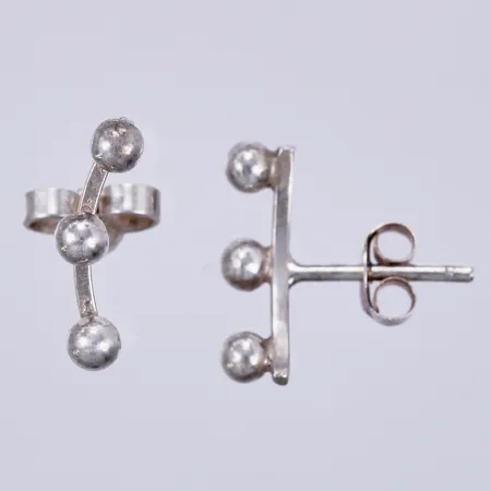 Ett par örhängen, längd ca 1,4cm, bredd ca 2mm, udda stopp, silver 830/1000 Vikt: 0,9 g