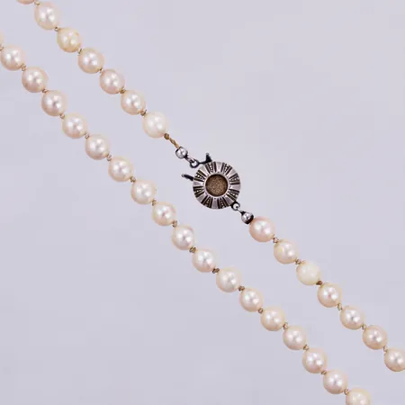 Collier med odlade sötvattenpärlor, slitna Ø 5mm, lås i silver saknar pärla, längd ca 43cm Vikt: 0 g