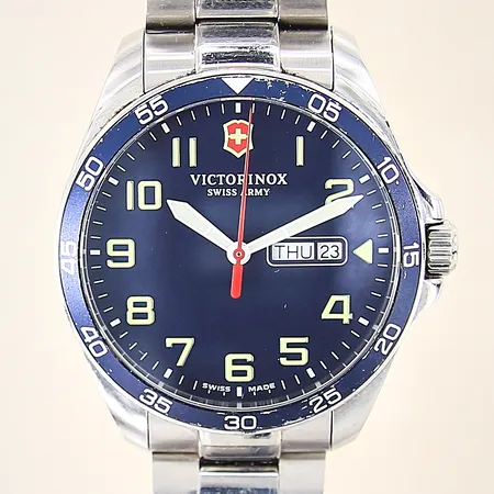 Herrur Victorinox Swiss Army, Fieldforce, Ø42mm, ref-nr: 241851, serie-nr: 190509592, quartz, safirglas, dag och datum, stål, stållänk, viklås, repig länk samt boett, färgbortfall vid ram, mindre stötskada, inga tillbehör. 