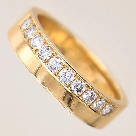 Ring med diamanter 10 x ca 0,03ct, stl: 16½, bredd: 4,8mm, gravyr, 18K  Vikt: 5,7 g