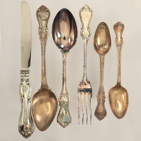 Två bordsgafflar, två dessertskedar, en bordsgaffel, en bordsskniv, blad i rostfritt stål, modell Olga, gravyr, silver bruttovikt: 241,8g Vikt: 241,8 g