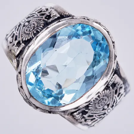 Ring med sten, stl: 16 ¾, bredd ca 5-16mm, något bucklig skena, 925/1000 silver Vikt: 7,5 g
