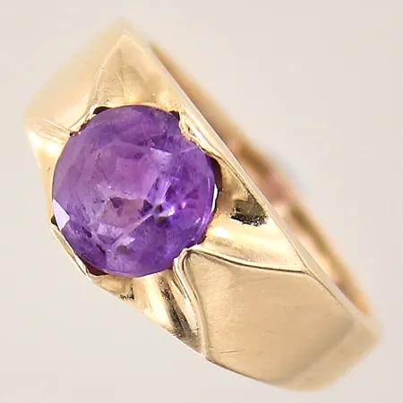 Ring med lila sten, stl: 16¾, bredd: 2,2-8,9mm, repig sten, 14K  Vikt: 3,6 g