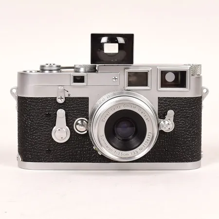 Kamera, Leica M3, 1957, double stroke, serienummer 803904, Wetzlar, sigillstämpel E, med objektiv Summaron 3.5cm 1:3.5, med sökare, väska med mindre skador samt Leica-Meter medföljer, slitage, mindre vukanitbortfall, repor, långa tider sega.