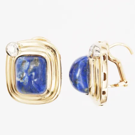 Ett par örhängen med lapis lazul, samt diamanter 2 x ca 0,08ct, en diamant troligtvis syntetisk, höjd: 20mm, bredd: 18mm, bruksskick,18K, guld, bruttovikt: 17,7g. 