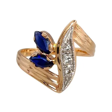 Ring, 14K guld, två Safirer 3,5 x 6 mm, Diamanter 3 x 0,02-0,04ct, stämplad på skenans baksida, Ø18¼ mm, bredd 2-16 mm, fint skick Vikt: 3,5 g