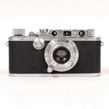 Kamera Leica III, serienummer 150330, Wetzlar, 1934, med  serienummer 150330, med objektiv Elmar 5cm, fodral medföljer, slitage, långa tider något sega, objektiv med svag dimma.