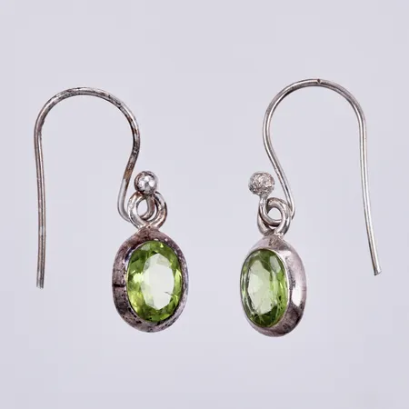 Ett par örhängen med gröna stenar, längd ca 22mm, bredd ca 1-6mm, silver Vikt: 1,8 g