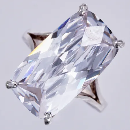 Ring med vit sten, stl: 17 ¼, 925/1000 silver Vikt: 7,6 g