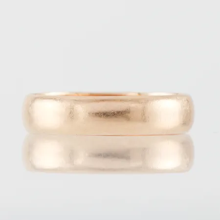 Ring med gravyr, slät, storlek 20 ¼ mm, bredd 5.2 mm, 18k. Vikt: 5 g