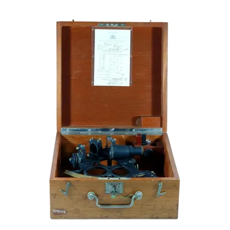 Marin Sextant, N.V. Observator, Rotterdam, 1900-tal, mässing, original trälåda, certifikat från Kon. Ned. Meteorologisch Instituut Rotterdam 1957, ett glas sprucket, ej funktionstestad, Vikt: 0 g Skickas med postpaket.